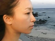 जापान लड़की समुद्र के किनारे पर चलता है