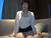 मलाईदार और सुंदर पतला जापानी लड़की