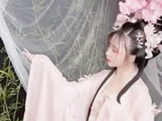 प्यारी चीनी लड़की तस्वीरें ले रही है